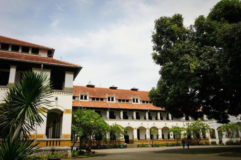 Хостел Reddoorz Syariah Near Lapangan Pancasila Simpang Lima Семаранг Екстер'єр фото