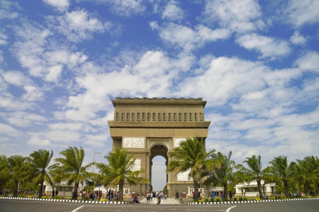 Хостел Reddoorz Syariah Near Lapangan Pancasila Simpang Lima Семаранг Екстер'єр фото